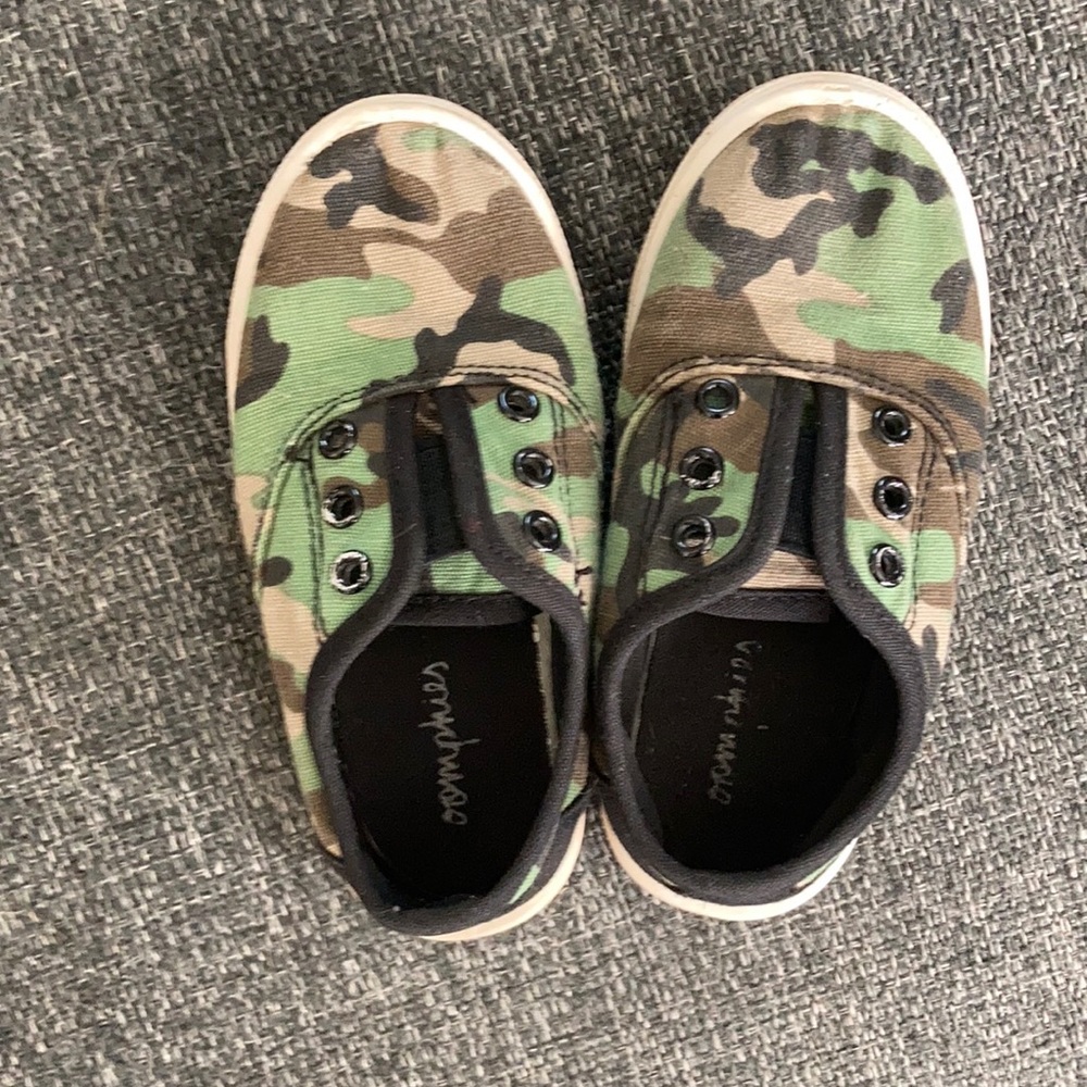 Toddler boys camo slip on shoes size 8